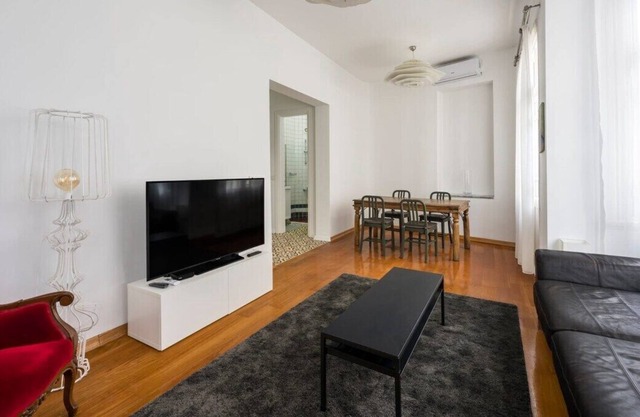 This apartment is a 2 bedroom(s), 1 bathrooms, located in Beyoğlu, İstanbul.