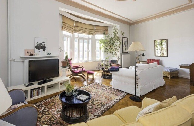 This apartment is a 2 bedroom(s), 1.5 bathrooms, located in Beyoğlu, İstanbul.