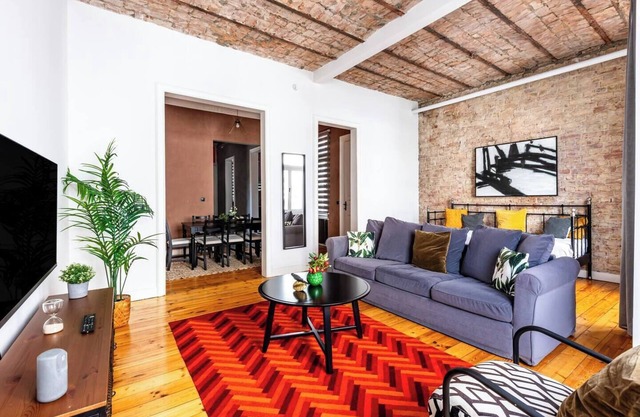 This apartment is a 2 bedroom(s), 2 bathrooms, located in Beyoğlu, İstanbul.