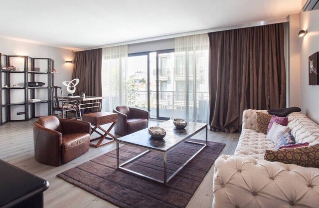 This apartment is a 2 bedroom(s), 3 bathrooms, located in Şişli, İstanbul.