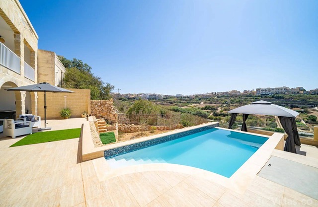This apartment is a 3 bedroom(s), 4 bathrooms, located in Xaghra, Gozo.