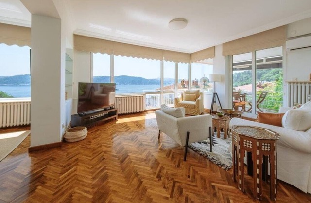 This apartment is a 3 bedroom(s), 1.5 bathrooms, located in Beşiktaş, İstanbul.