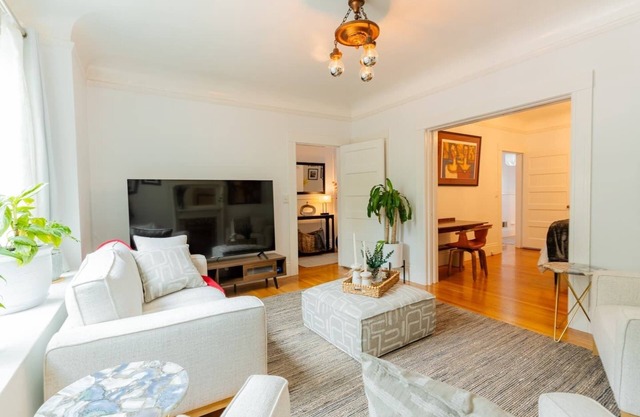 This apartment is a 2 bedroom(s), 1 bathrooms, located in San Francisco, CA.