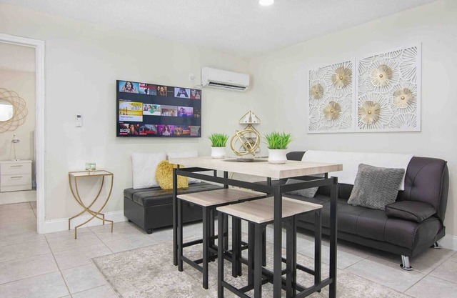 This apartment is a 1 bedroom(s), 1 bathrooms, located in Fort Lauderdale, FL.