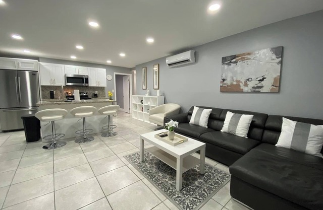 This apartment is a 2 bedroom(s), 1 bathrooms, located in Fort Lauderdale, FL.