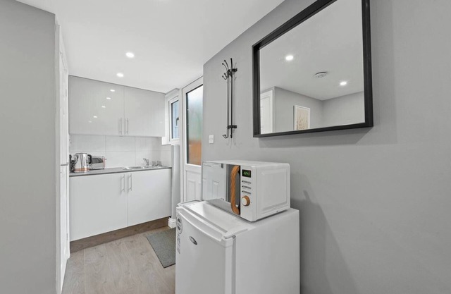 This condominium is a 1 bedroom(s), 1 bathrooms, located in Greater London, England.