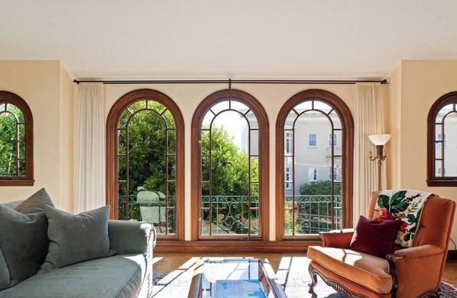 This condominium is a 2 bedroom(s), 2 bathrooms, located in San Francisco, CA.