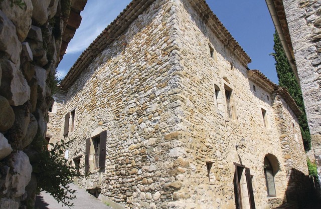 This delightful stone house is located in the hills of the picturesque village of Mana. Large stairs
