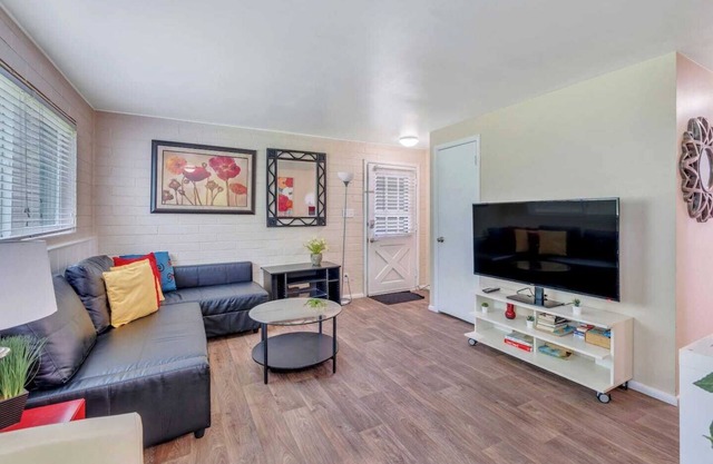 This fourplex is a 1 bedroom(s), 1 bathrooms, located in Salt Lake City, UT.