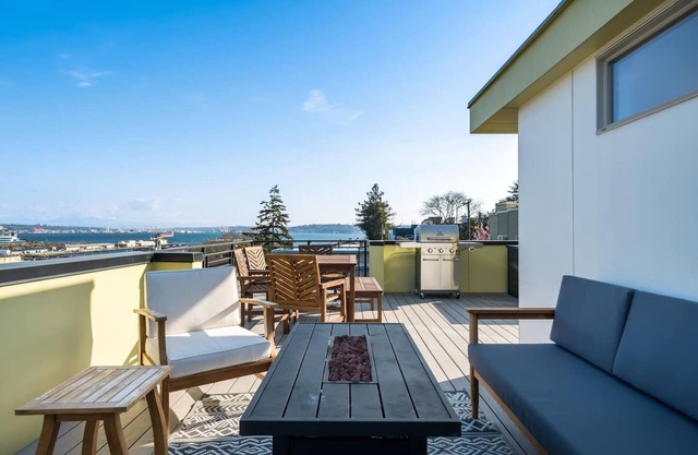 This house is a 0 bedroom(s), 3.5 bathrooms, located in Seattle, WA.