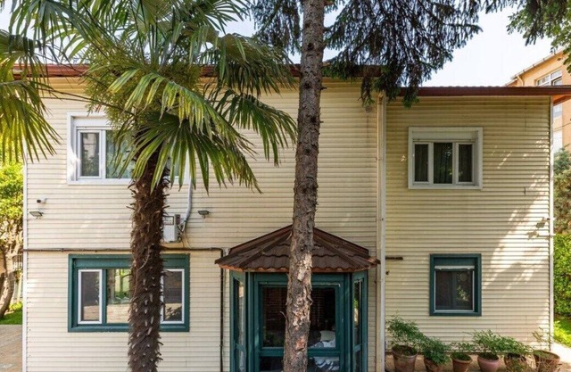 This house is a 4 bedroom(s), 2.5 bathrooms, located in Sarıyer, İstanbul.