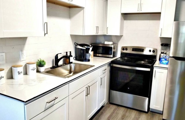 This house is a 4 bedroom(s), 2 bathrooms, located in Tampa, FL.