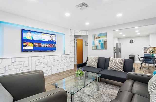 This house is a 2 bedroom(s), 1 bathrooms, located in Fort Lauderdale, FL.