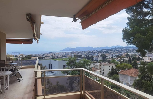 This magnificent terrace with splendid sea view is ideal for your holidays!