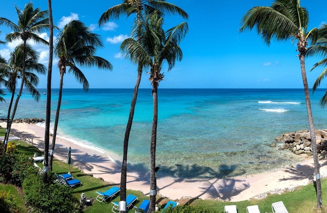 This Penthouse is situated directly on a beautiful sandy beach and has a wonderful roof deck terrace