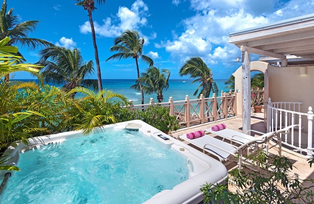 This Penthouse is situated directly on a beautiful sandy beach and has a wonderful roof deck terrace