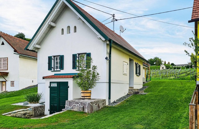 This small Kellerstöckl in the middle of the idyllic vineyards of southern Burgenland will delight y