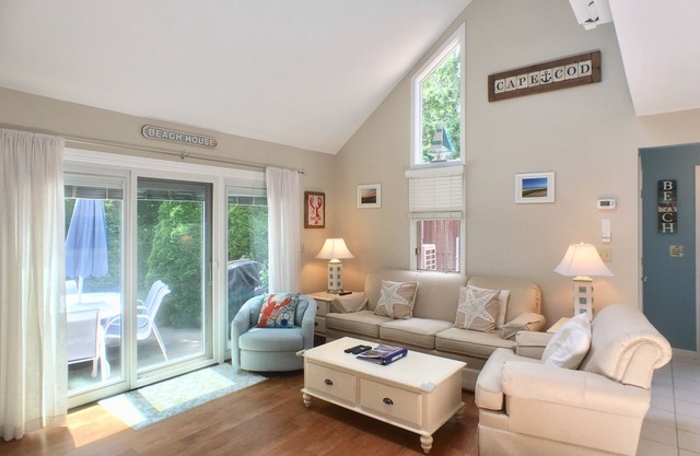 This wonderful Billington features 2 bedrooms and an open loft, as well as a remodeled kitchen.
