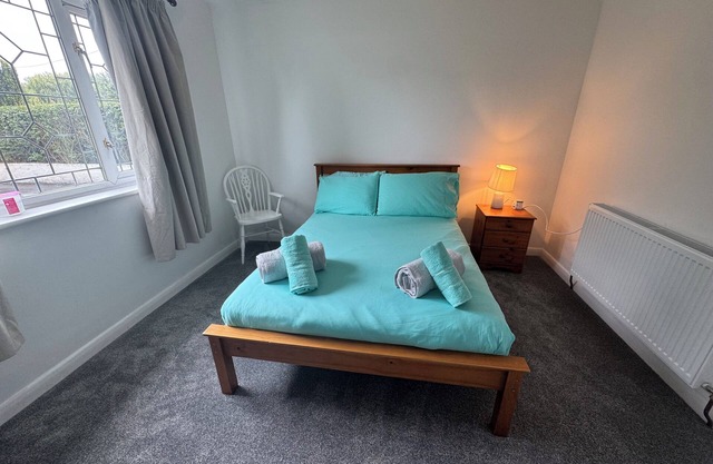 Thorpe Guest House 4 bedroom 2 bathroom near London Heathrow Airport