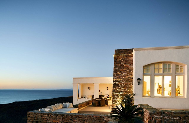 Three Bay House-Luxurious Accommodation and Sea Views close to a Sandy Beach