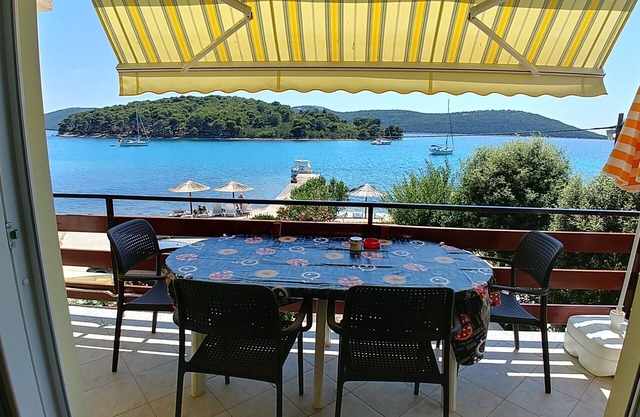 Three bedroom apartment near beach Brgulje, Molat (A-16217-a)