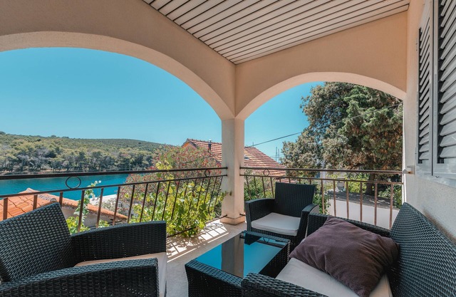 Three bedroom apartment with terrace and sea view Molat (A-18433-a)