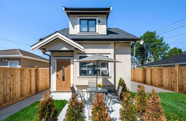 Three bedrooms new laneway house near public transit
