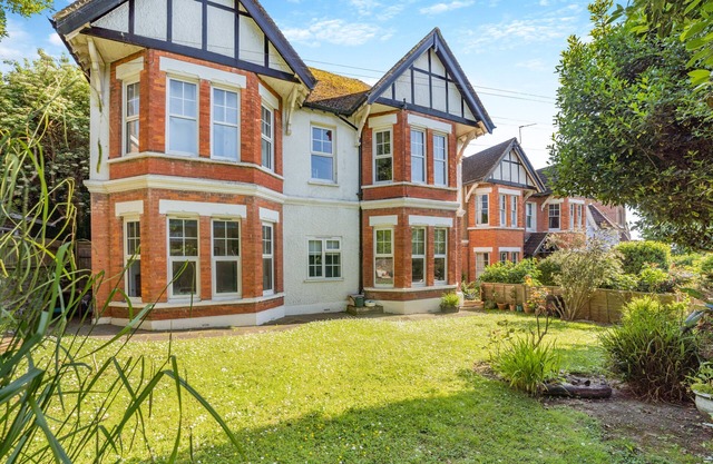 Three Bees - Two Bedroom Apartment, Sleeps 4