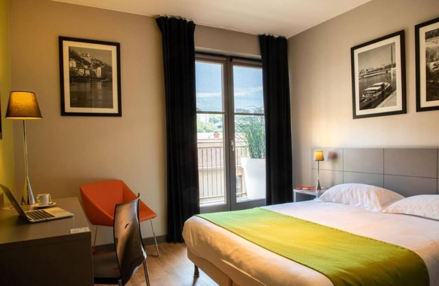 Three Comfortable and Pet-friendly Rooms, Onsite Parking, Centrally Located!