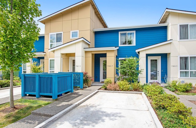 Three-story townhome with gas firepit & patio - near West Seattle & ferries