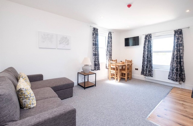 Three Tuns Apartments - Rowan - sleeps 4 guests in 2 bedrooms