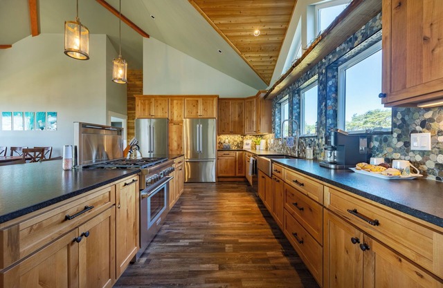 Tidal Treasure, Sleeps 12, Game Room, Oceanfront, Hot Tub, BBQ, Beach Access