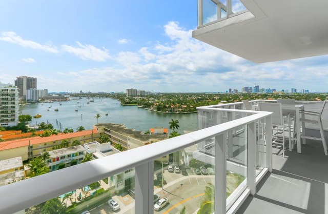 Tiffany Ebony - Ocean & Canal views, Walk to Beach