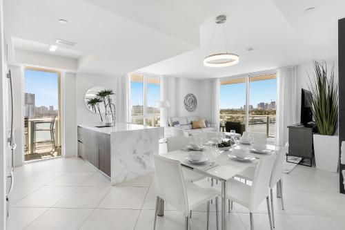 Tiffany Hazel - Rooftop Pool, Gym, & Walk to Beach