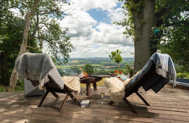 Tilbury Shepherd Huts with Hot Tubs & Holiday Cottages with no Hot Tubs