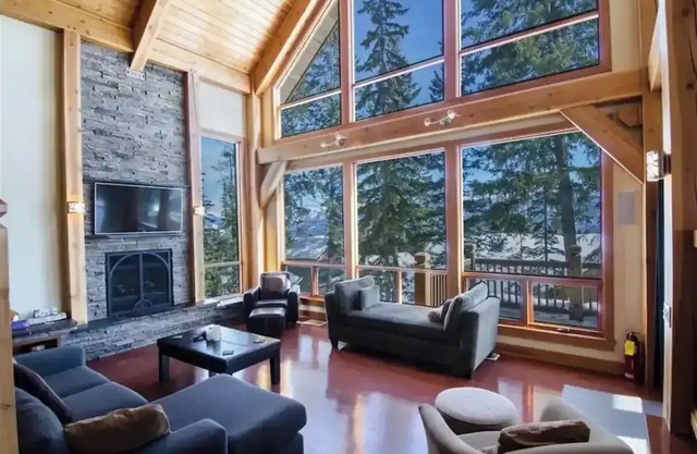 Timber frame chalet with vaulted ceiling and great views ,ski in ski out