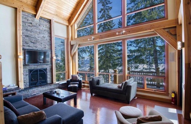 Timber frame, vaulted ceiling chalet with views!