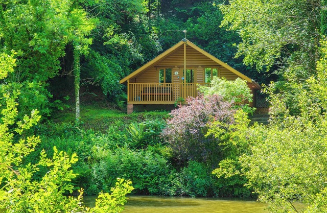 Timber lodge set by the lake with one double and one twin.