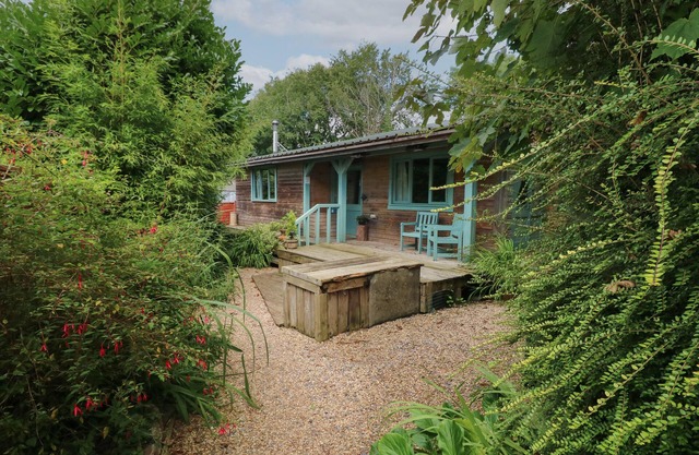 TIMBERTWIG LODGE, pet friendly, with open fire in Pembroke
