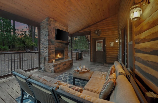 Timeless Romantic Cabin in Hochatown with Cozy Double-Sided Fireplace