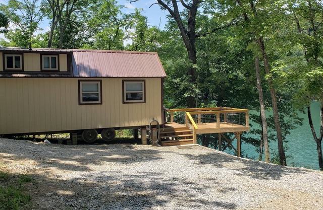 Tiny Cabin-Lakefront Perfect Escape for 1 or 2 Guests; King Size Bed in Loft.