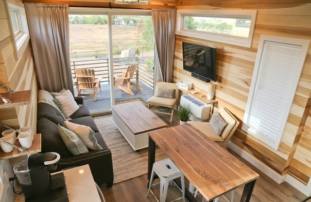 Tiny‑Home W/King Bed, Fire Pit & Monument Views
