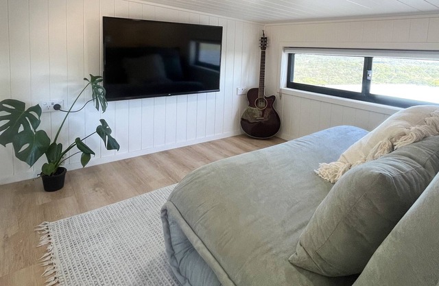 Tiny house, big views- native bush setting, 5 mins to beach!