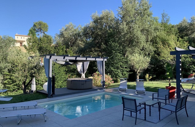 Tiny House with indoor pool and bubble spa for year-round rental
