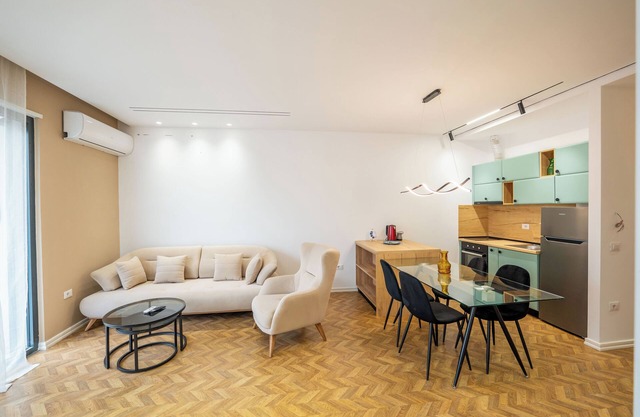 Tirent Apartment-Modern 1-Bedroom Stay Near Liqeni i Thatë