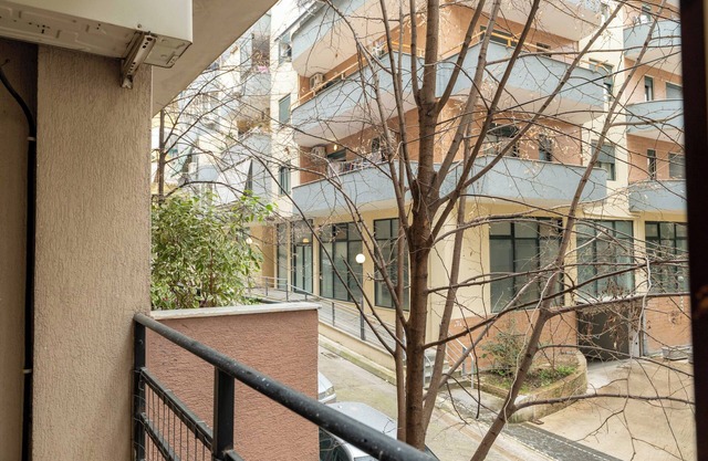Tirent Apartment - Spacious 2-Bedroom Stay Near Liqeni i Thatë