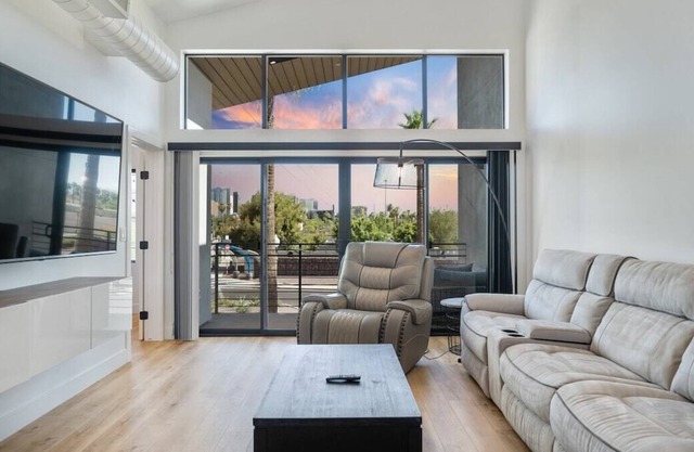 Top Corner Penthouse| City Views | 2 Lux King Beds