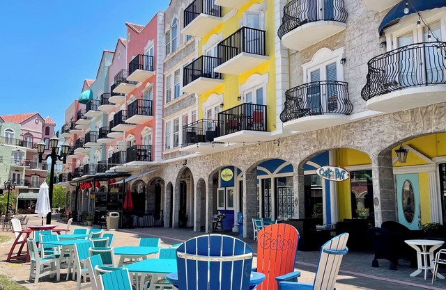 Top Corner Unit-Sleeps 4-European Village-Shops, Food & Bars-5 Minutes to Beach!