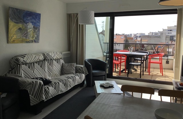 Top floor apartment with south facing terrace close to the center