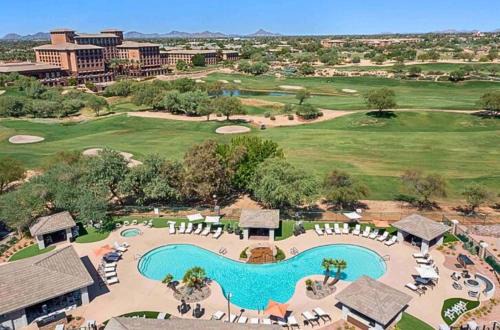 Top-Floor 1Br-Stroll To Golf- Shops & Dining-Parking N302